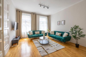 Stylish & Cozy City Center Apartment by Prestige Homes